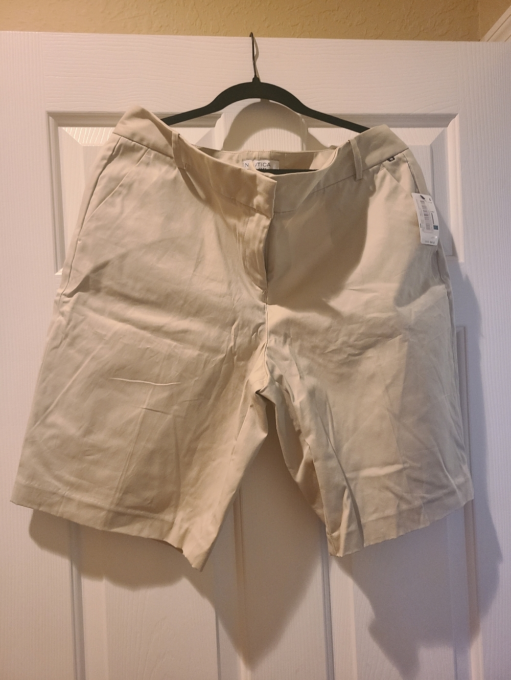 Nautica Womens Shorts Size 16, New, please review photos for more details.